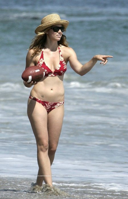 jessica biel-beach-football